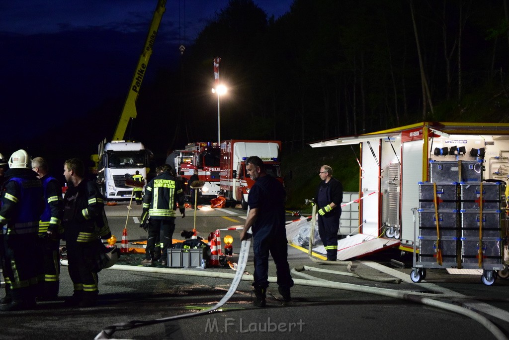 VU Gefahrgut LKW umgestuerzt A 4 Rich Koeln Hoehe AS Gummersbach P621.JPG - Miklos Laubert